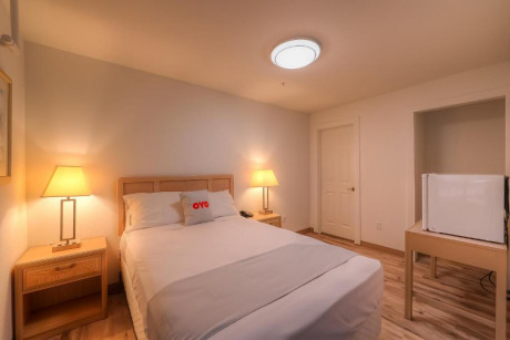 Newport Inn & Suites - Bedroom