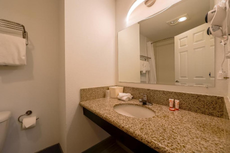 Newport Inn & Suites - Bathroom