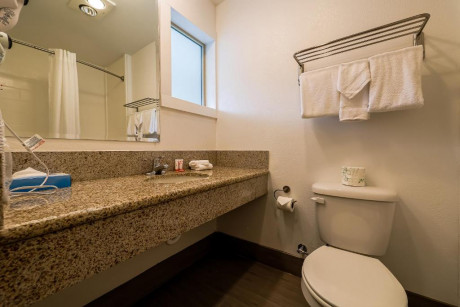 Newport Inn & Suites - Bathroom