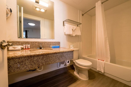 Newport Inn & Suites - Bathroom