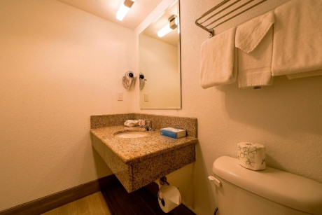 Newport Inn & Suites - Bathroom