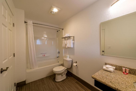 Newport Inn & Suites - Bathroom