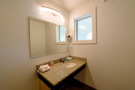 Newport Inn & Suites - Bathroom